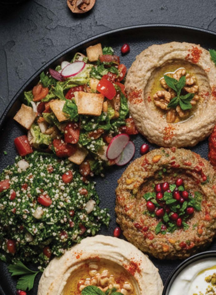 Mezze-selectie met hummus, moutabal en tabouleh
