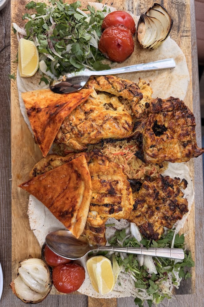 Gegrilde kip met rijst en salade, foto van een gast